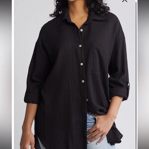 Black rip curl linen blouse perfected by a patch pocket and a curved hem.